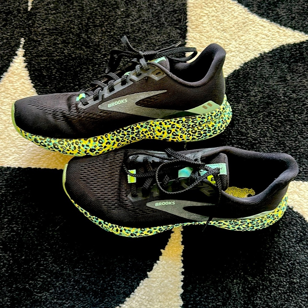 Brooks sneakers green leopard 8.5